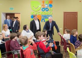 Сергей Собянин познакомился с учениками новой экошколы в Кусково 