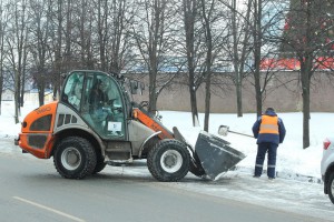 Сотрудники ГБУ «Жилищник Бирюлево Западное» проводят ежедневную уборку дворовых территорий