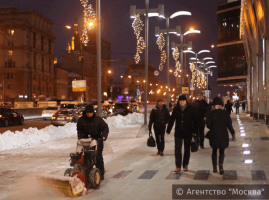 Праздничными флагами и растяжками украсят улицы Москвы к 8 Марта