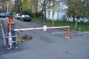 Шлагбаум установили на Харьковской улице 