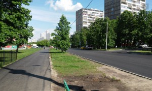В Харьковском проезде благоустроили детскую площадку и засеяли газон