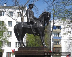 Памятник маршалу Константину Рокоссовскому в Москве