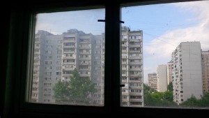 В доме по адресу: Харьковская улица д.8 к.1, подъезд №9, между 8 и 9 этажами выполнены работы по замене разбитого стекла