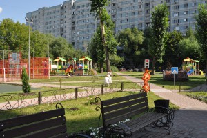 Благоустройство дворовой территории на Харьковской улице завершится в августе