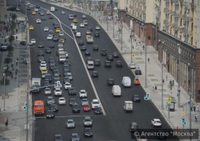 Укладку нового дорожного покрытия уже завершили на 18 магистралях столицы по программе «Моя улица»