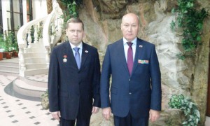 Депутат Андрей Смакотин (слева)