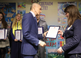 Геннадий Онищенко награждает победителей конкурса