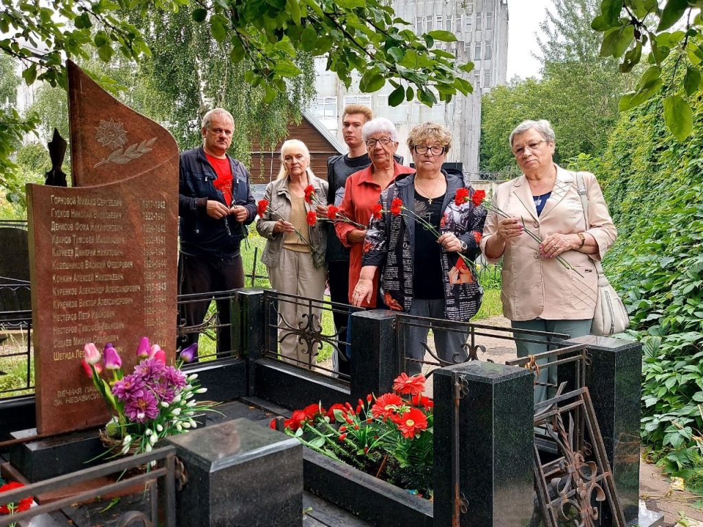 Молодежная палата Бирюлево Западное приняла участие в возложении цветов к памятнику. Фото: страница молодежной палаты Бирюлево Западное в социальных сетях