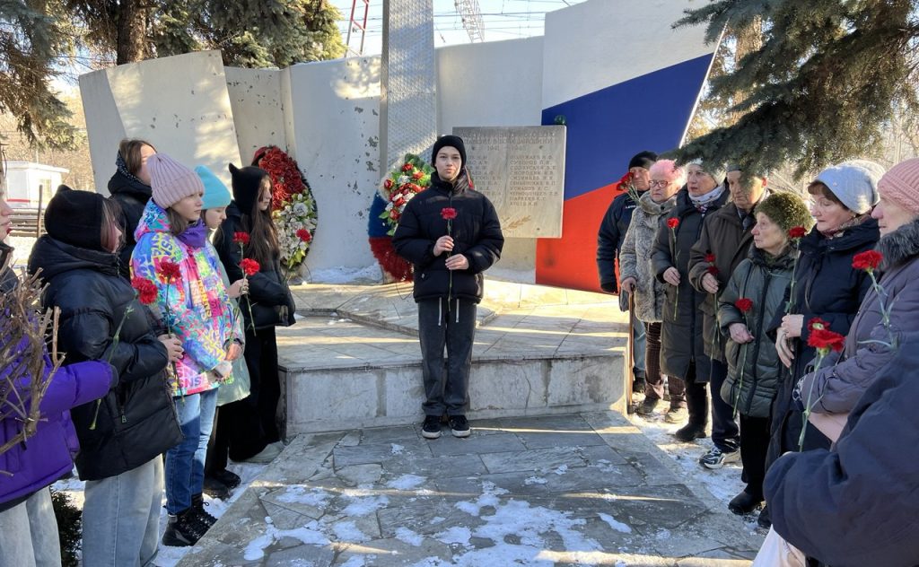 Память жива: ученики школы №2001 и ветераны провели совместную акцию в Бирюлеве. Фото предоставил сотрудник школы №2001