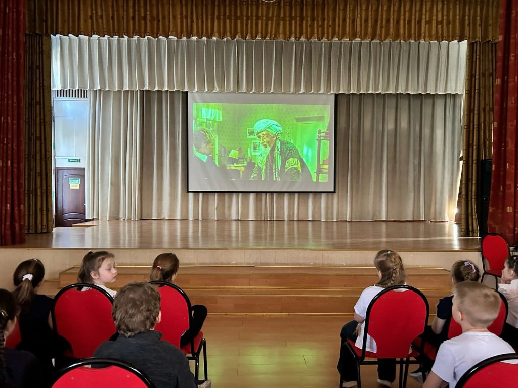 Урок в рамках проекта «Московское кино в школе» прошел в школе №667. Фото: страница школы №667 имени Героя Советского Союза Константина Самсонова в социальных сетях