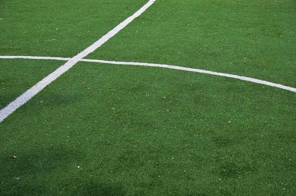 Футболисты ФСО «Юность Москвы» одержали победу в рамках матча любительской футбольной лиги. Фото: Анна Быкова, «Вечерняя Москва»