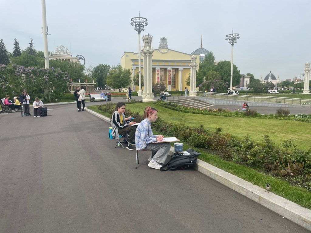 Художники школы №667 приняли участие в плэнерном марафоне. Фото: официальная страница школы №667 в социальных сетях