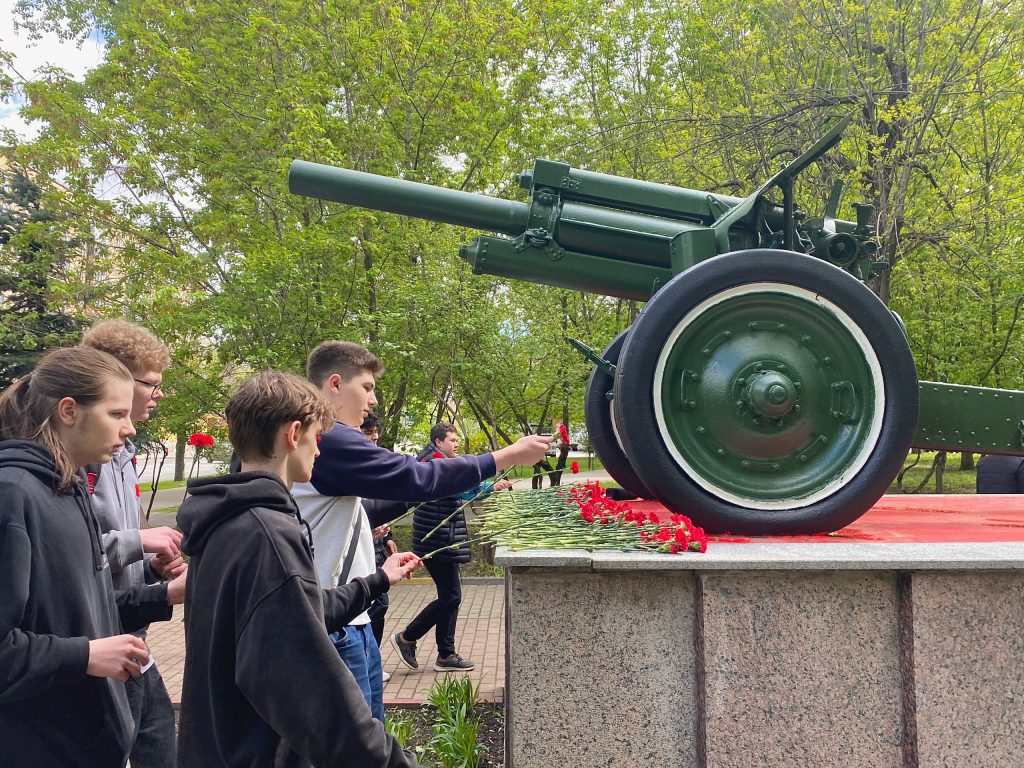 Студенты ОКГ «Столица» поучаствовали в патриотической акции. Фото: страница Образовательного комплекса градостроительства «Столица» в социальных сетях