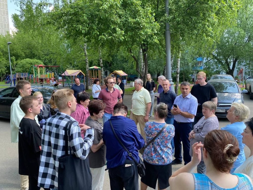 Активисты Молодежной палаты сопроводили главу управы района Бирюлево Западное во время обхода дворов. Фото: официальная страница Молодежной палаты района Бирюлево Западное в социальных сетях