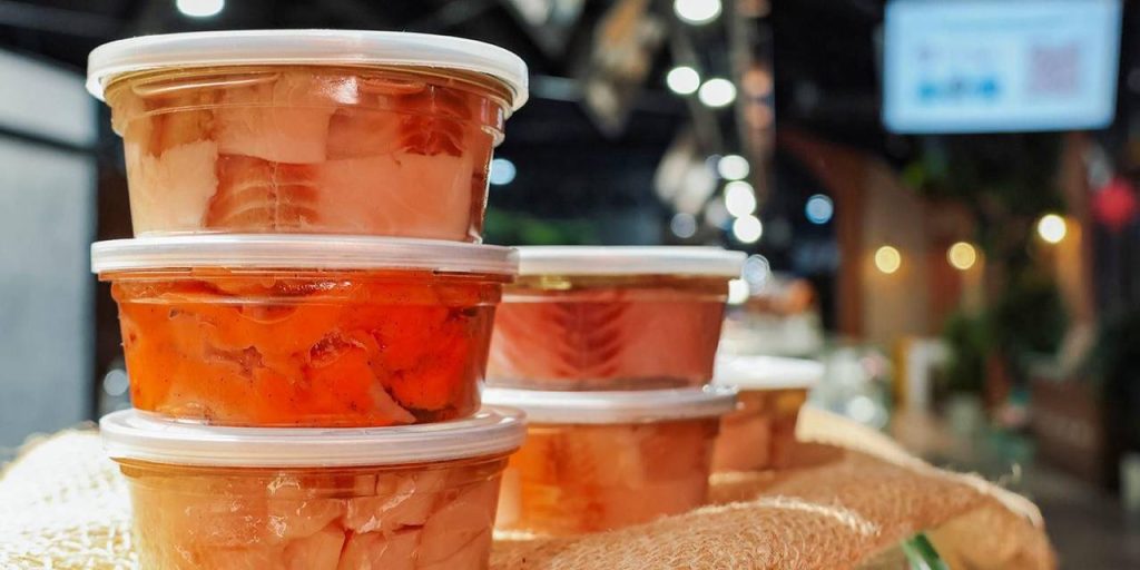 Как участница ярмарки на юге Москвы помогает бойцам СВО. Фото: пресс-служба Департамента торговли и услуг города Москвы