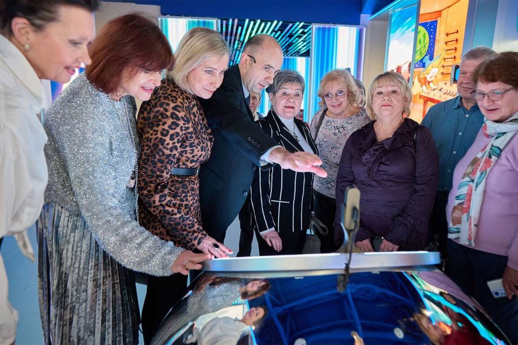 Жители Москвы «серебряного» возраста увидят масштабную выставку достижений страны и смогут совершить виртуальное путешествие от Владивостока до Калининграда. Фото: сайт мэра Москвы