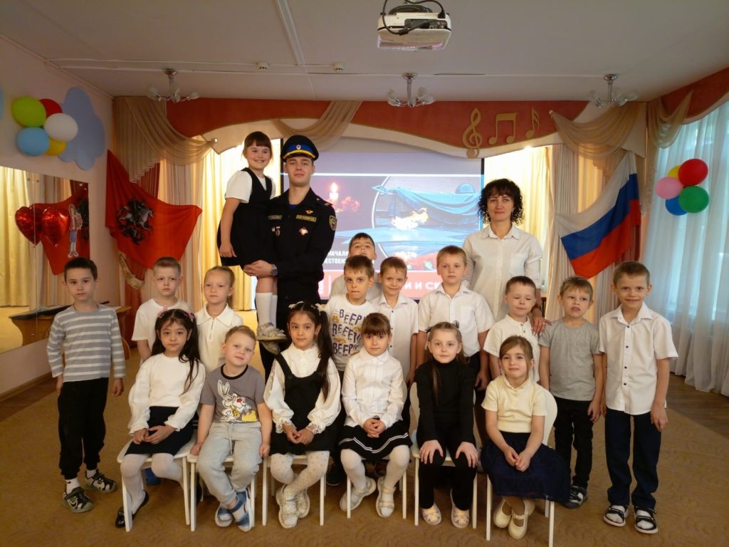 Патриотическое мероприятие «Памяти павших будьте достойны» состоялось в ДО школы №667. Фото: официальная страница в социальных сетях