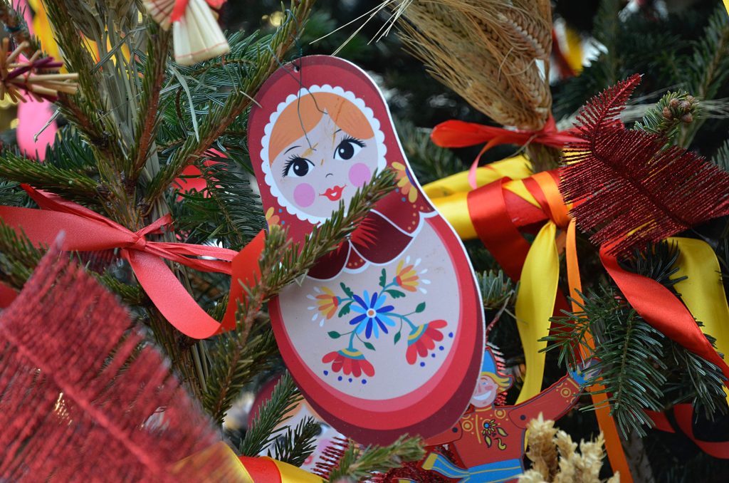 Персонал КЦ «Дружба» анонсировал проведение мастер-класса «Матрешка». Фото: Анна Быкова, «Вечерняя Москва»