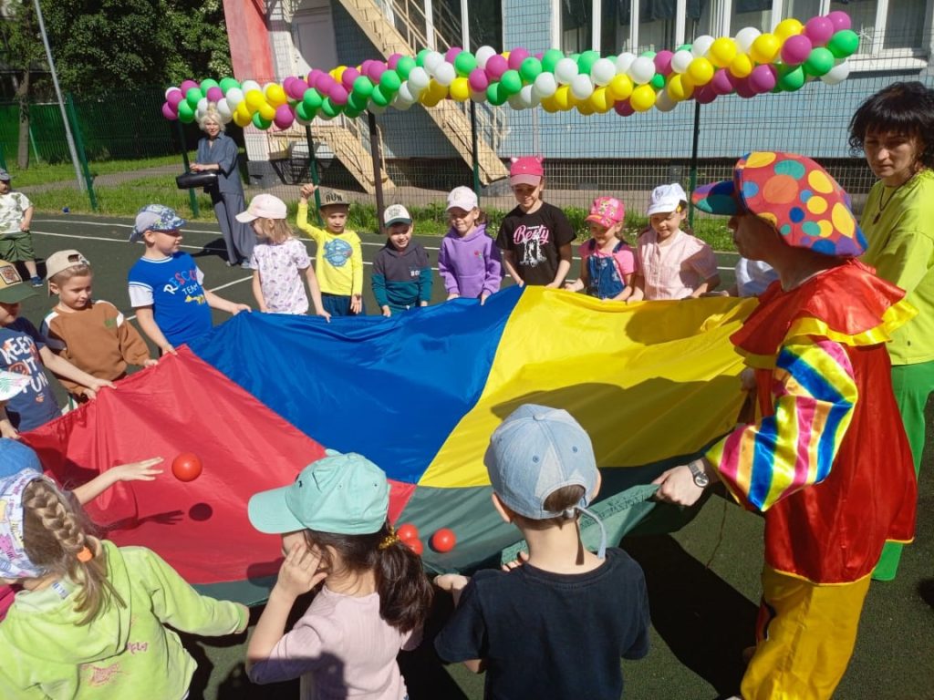 Сотрудники школы №667 провели летний праздник. Фото: официальная страница школы №667 в социальных сетях