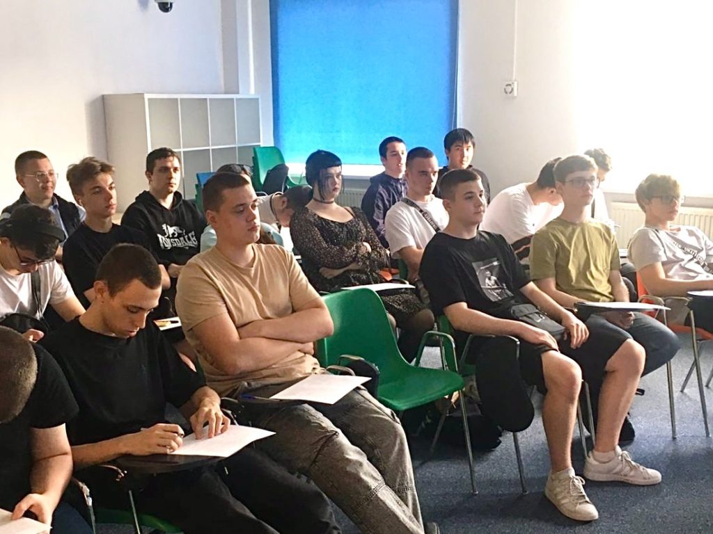 Студенты ОКГ «Столица» приняли участие в профориентационном тренинге. Фото: официальная страница Образовательного комплекса градостроительства «Столица» в социальных сетях