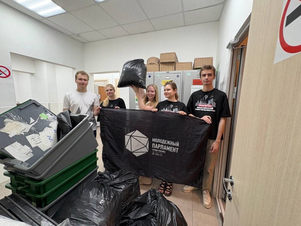 Активисты Молодежной палаты Бирюлева Западного приняли участие в экологической акции. Фото: официальная страница Молодежная палата района Бирюлево Западное в социальных сетях