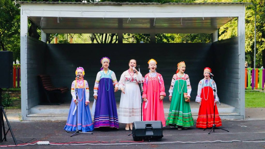 Программу в честь Дня семьи, любви и верности провели представители КЦ «Дружба». Фото: Telegram-канал Культурного центра «Дружба»