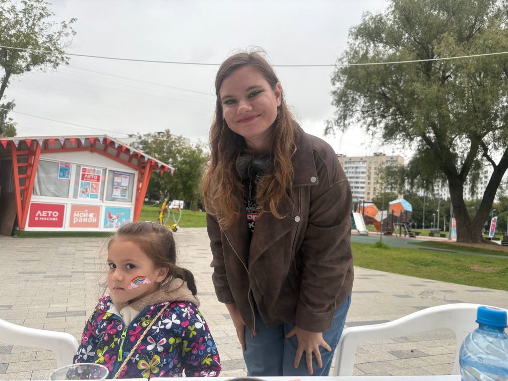 Активисты Молодежной палаты Бирюлева Западного провели мастер-класс по аквагриму. Фото: официальная страница Молодежной палаты района Бирюлево Западное в социальных сетях