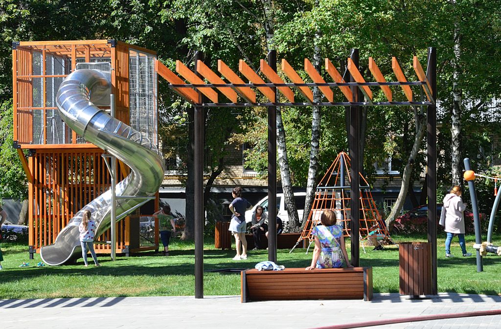 Представители КЦ «Дружба» организуют праздник двора. Фото: Анна Быкова, «Вечерняя Москва»