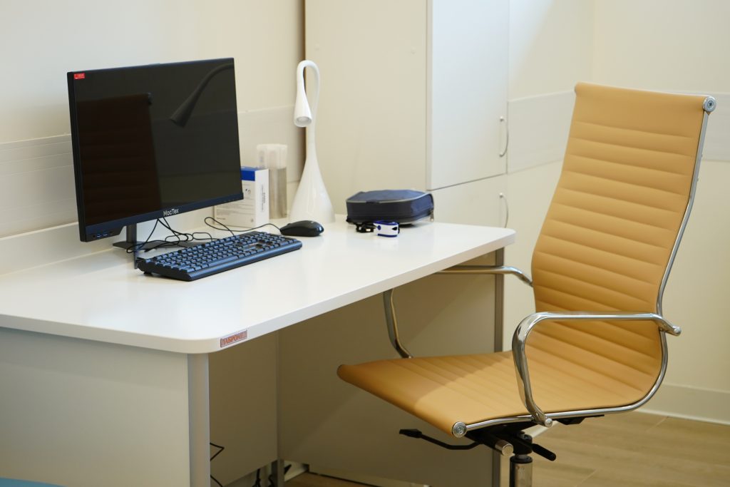 Ученица школы №667 имени Героя Советского Союза Константина Самсонова отправилась в летний лагерь с медицинским уклоном. Фото: Анна Быкова, «Вечерняя Москва»