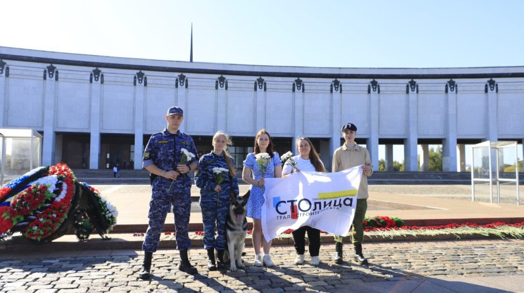 Студенты ОКГ «Столица» приняли участие в памятном мероприятии. Фото: страница Образовательного комплекса градостроительства «Столица» в социальных сетях 