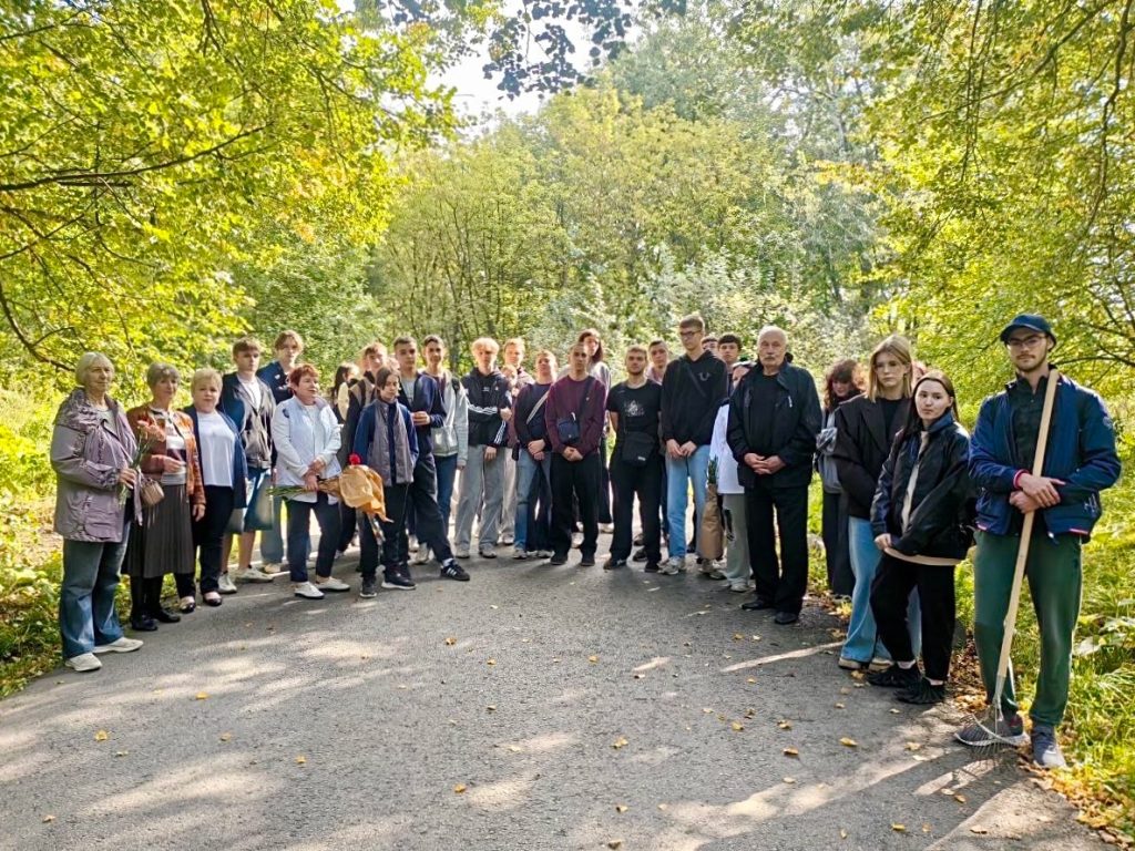 Волонтеры ОКГ «Столица» стали участниками патриотической акции. Фото: официальная страница Образовательного комплекса градостроительства «Столица» в социальных сетях