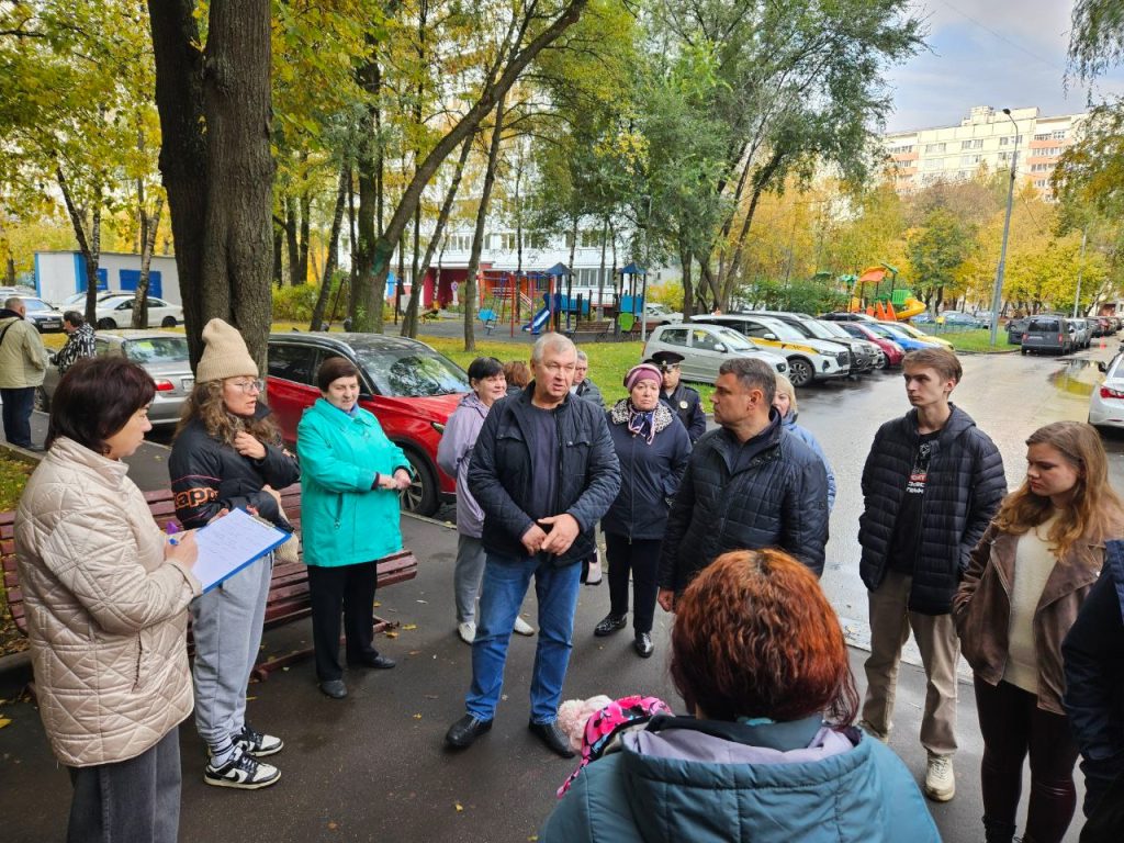 Итоги обхода подвели сотрудники управы Бирюлева Западного. Фото: официальная страница управы района Бирюлево Западное в социальных сетях