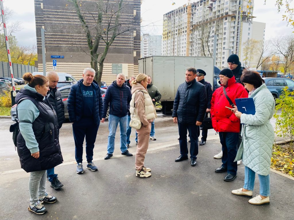 Глава управы района Бирюлево Западное провел обход территории. Фото: официальная страница управы района Бирюлево Западное в социальных сетях