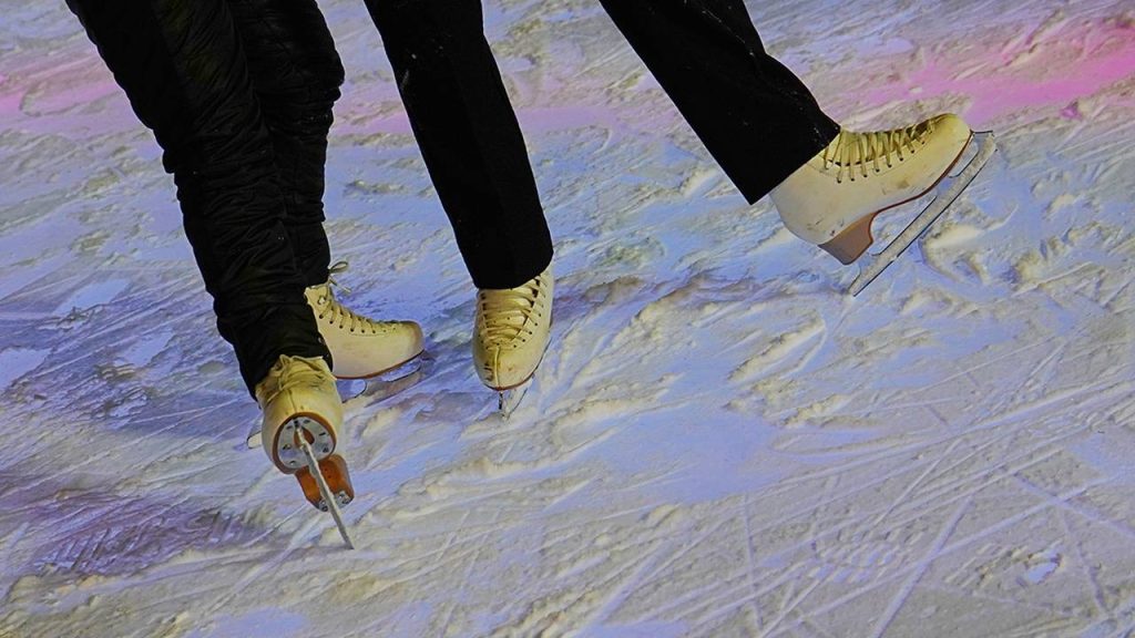 Каток подготовят к зимнему сезону представители управы Бирюлева Западного. Фото: Анна Быкова, «Вечерняя Москва»