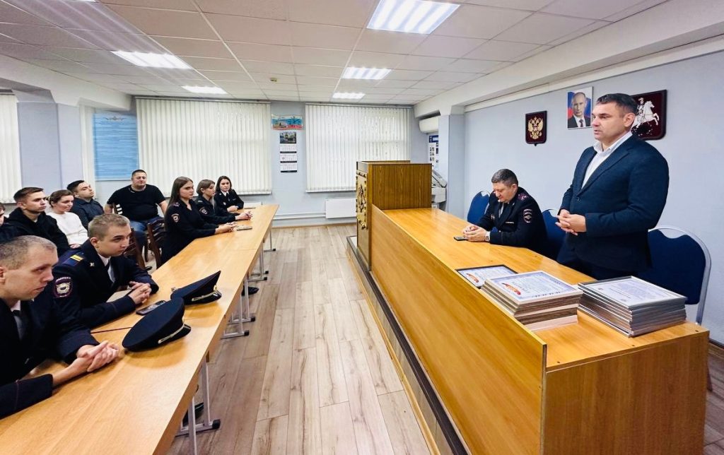 Сотрудников МВД поздравил глава управы Бирюлева Западного. Фото: официальная страница управы района Бирюлево Западное в социальных сетях