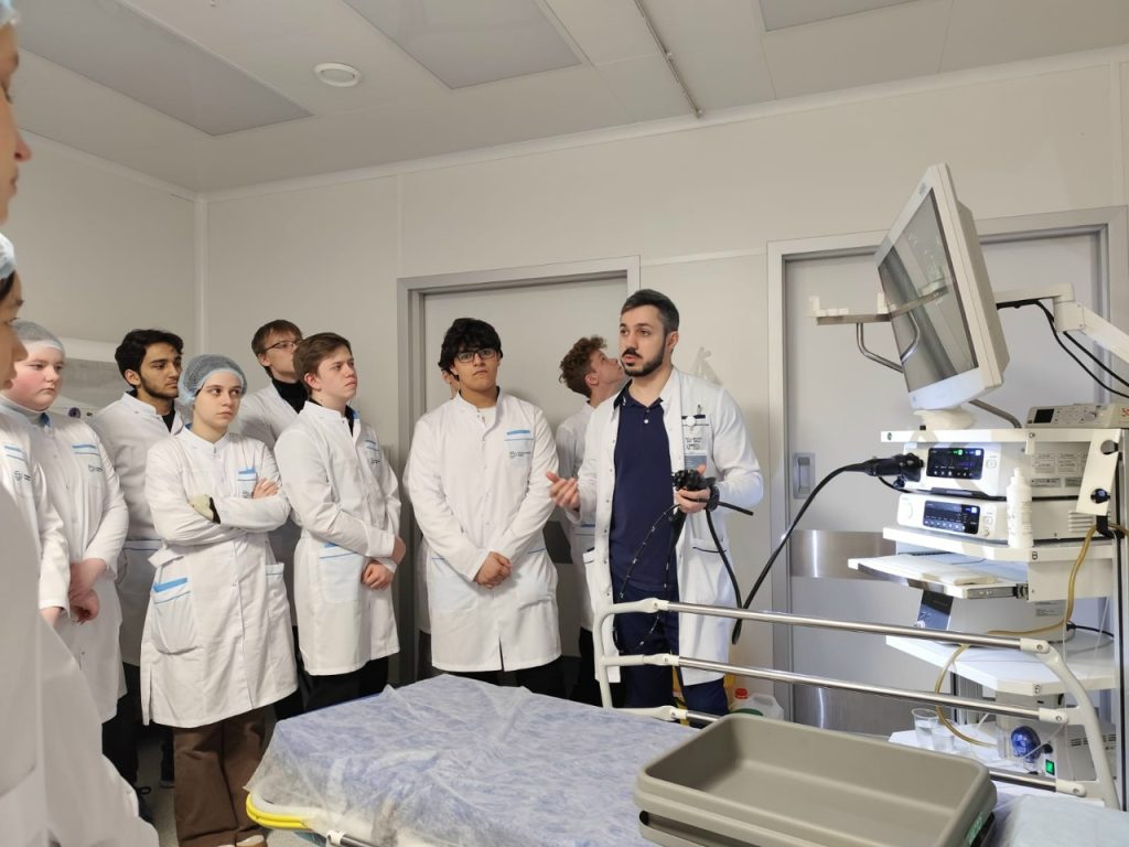 Десятиклассники школы №667 посетили с экскурсией ГКБ имени Валентина Буянова. Фото: официальная страница школы №667 в социальных сетях