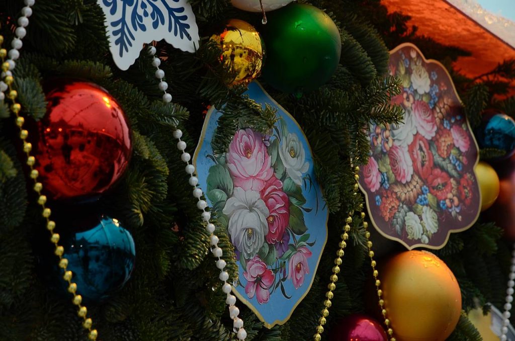 Участники молпалаты проведут мастер-класс по созданию бумажных елочных игрушек. Фото: Анна Быкова, «Вечерняя Москва»