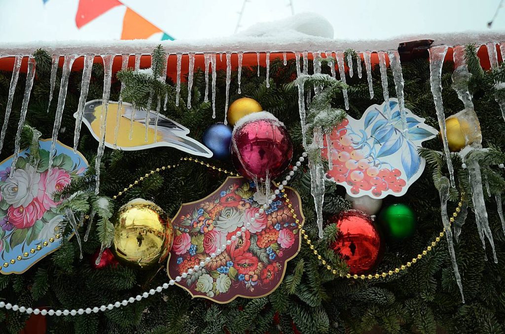 Мастер-класс по изготовлению бумажных новогодних игрушек провели представители молпалаты. Фото: Анна Быкова, «Вечерняя Москва»