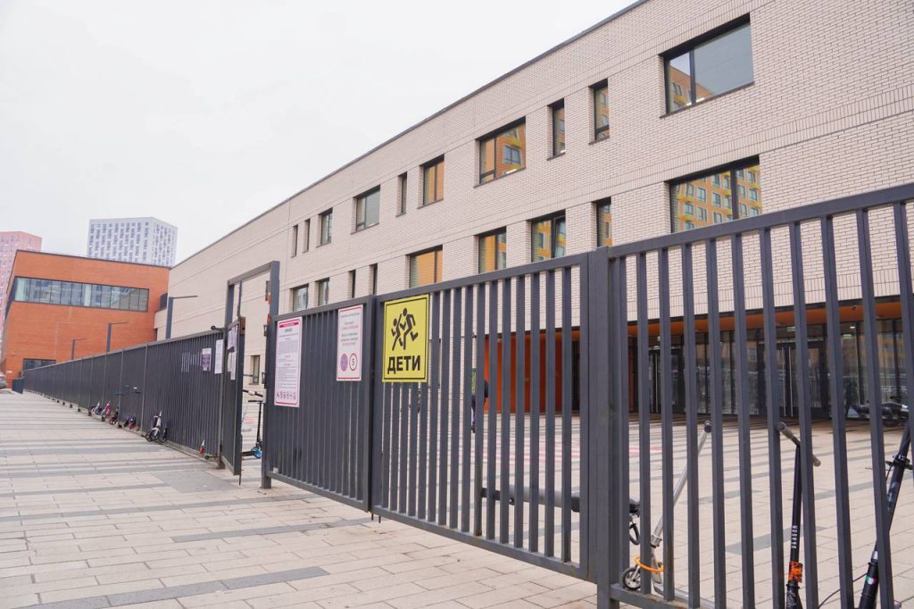 Волонтеры школы №2001 провели концерт для юбиляров Совета ветеранов. Фото: Ксения Догонашева, «Вечерняя Москва»