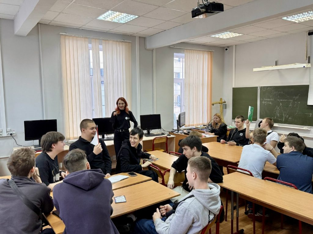 Студенты-сварщики ОКГ «Столица» повысили уровень финансовой грамотности в ходе практического тренинга. Фото: страница ОКГ «Столица» в социальных сетях