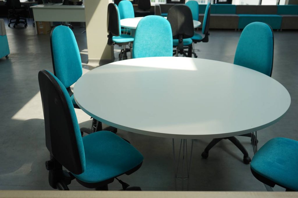 Представители КЦ «Дружба» организуют круглый стол в честь Дня студенчества. Фото: Анна Быкова, «Вечерняя Москва»