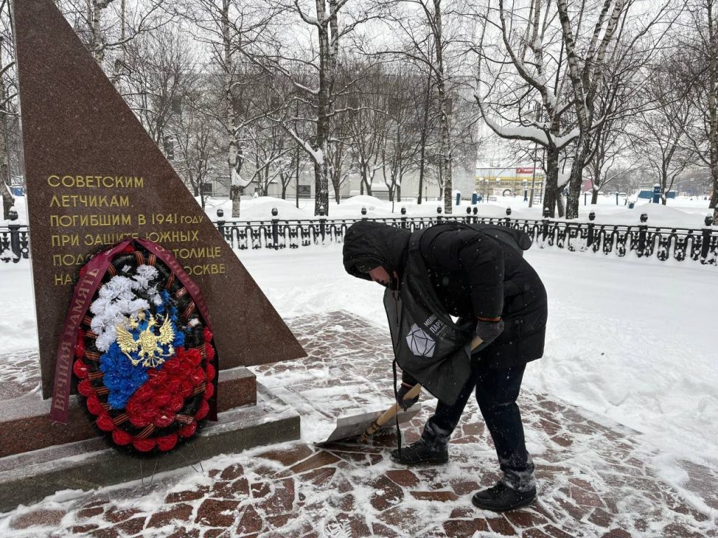 Участники молпалаты Бирюлева Западного очистили от снега стелу. Фото: страница Молодежной палаты района Бирюлево Западное в социальных сетях