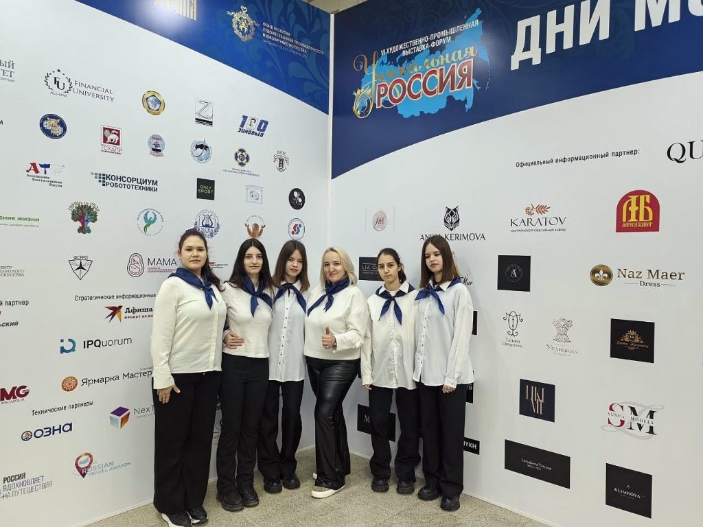 Волонтеры ОКГ «Столица» приняли участие в патриотическом мероприятии «Синий платочек Победы». Фото: страница ОКГ «Столица» в социальных сетях