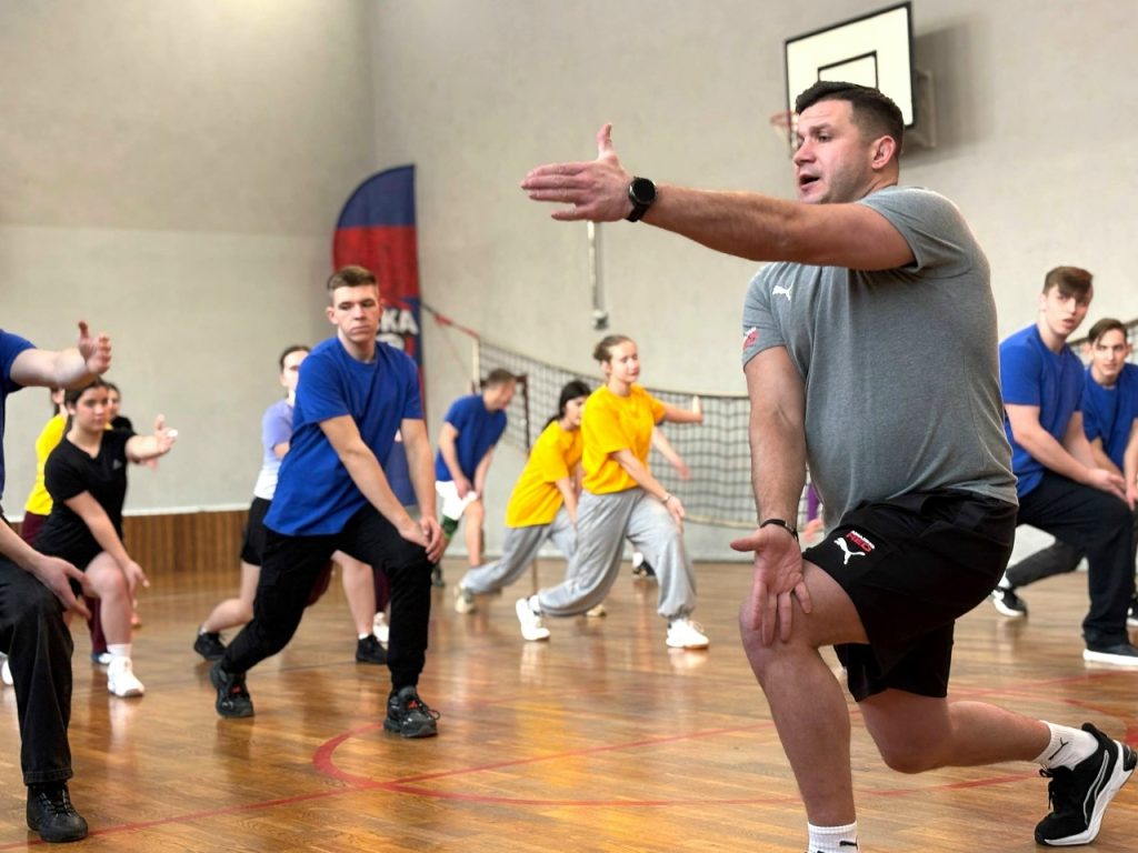 Мастер-класс по тэг-регби с чемпионами прошел в ОКГ «Столица». Фото: страница ОКГ «Столица» в социальных сетях 