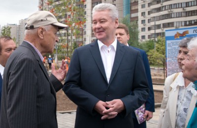 Сергей Собянин пообщался с местными жителями во время осмотра народного парка