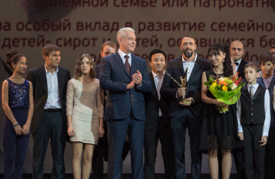 Сергей Собянин наградил семьи, которые воспитывают детей-сирот