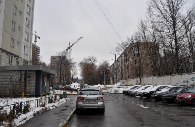 Пять внутридворовых парковок обустроили в районе Бирюлево Западное
