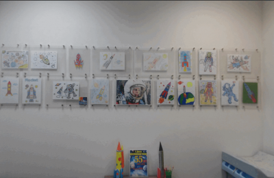 Ко Дню космонавтики в центре госуслуг района Бирюлево Западное открыли выставку детских рисунков