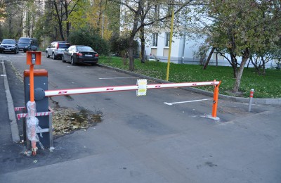 Шлагбаум установили на Харьковской улице