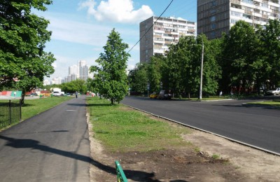 В Харьковском проезде благоустроили детскую площадку и засеяли газон